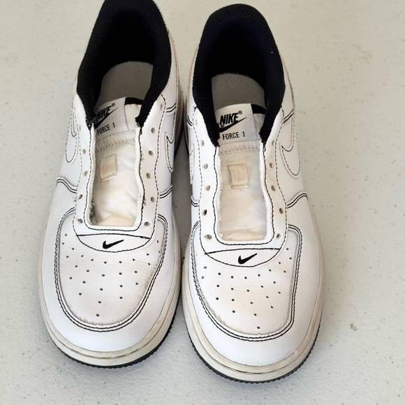 Nike Air Force 1 kids / youth size 2Y White Sneakers with black needs laces - Picture 3 of 8